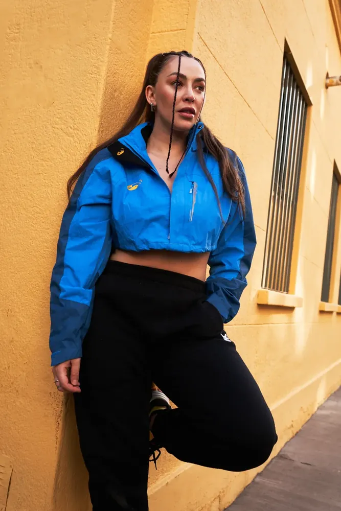 Editorial urbana: chaqueta azul sobre muro amarillo